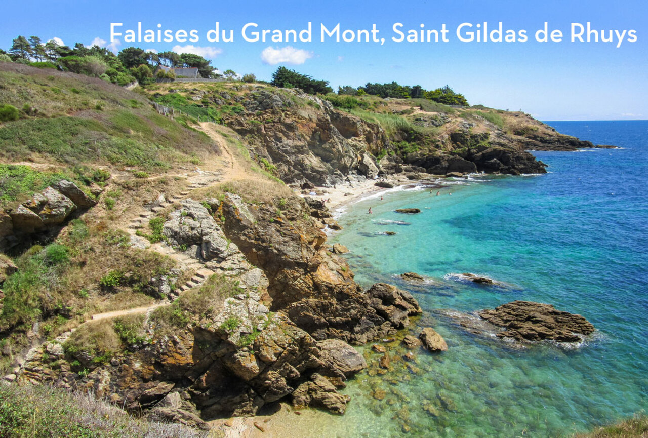 Kliffen van Grand Mont, strand en turquoise zee in Saint Gildas de Rhuys.