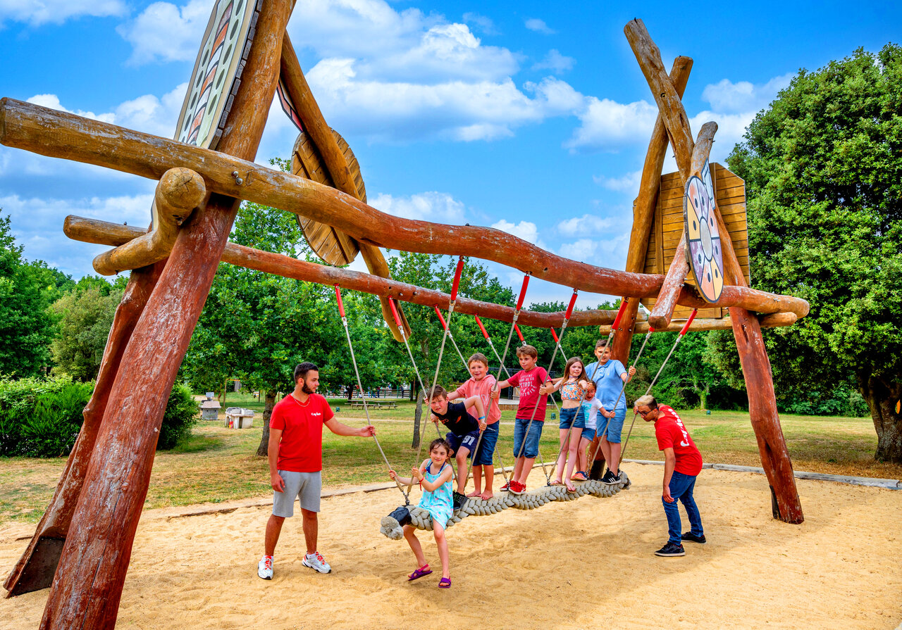 Houten schommel, kinderen en animatoren op CAPFUN An Trest Sarzeau.
