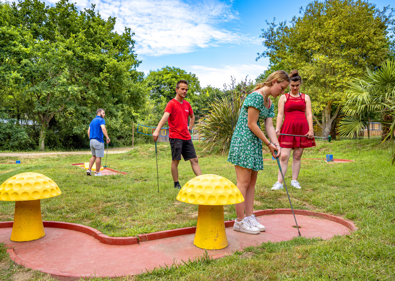 Minigolf met paddenstoelobstakels en spelers op CAPFUN An Trest in SARZEAU (56).