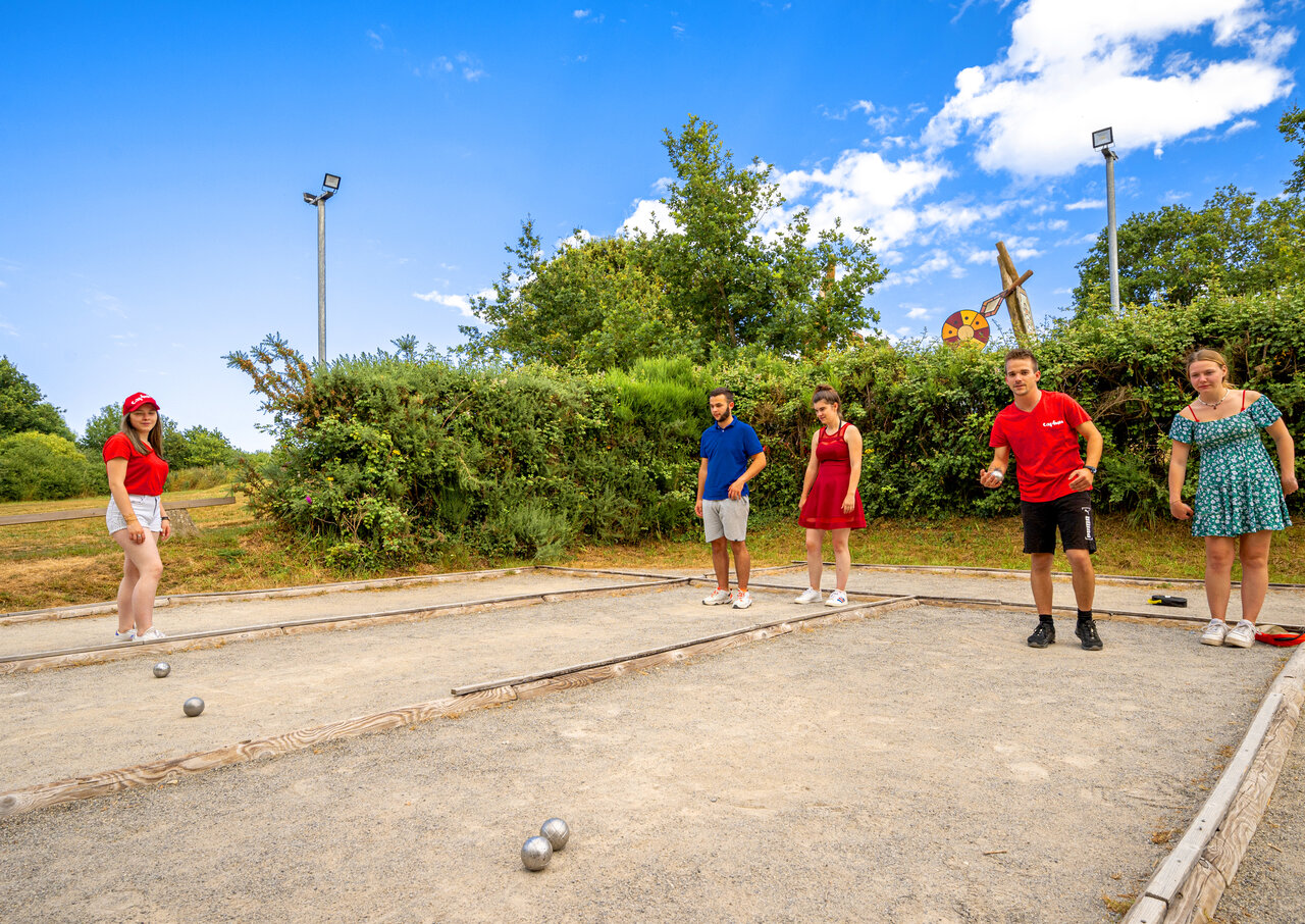 Jongeren spelen jeu de boules op camping CAPFUN An Trest, SARZEAU (56).