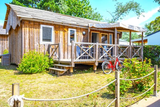 Houten Mobil-home met overdekt terras en fiets op CAPFUN An Trest SARZEAU (56).