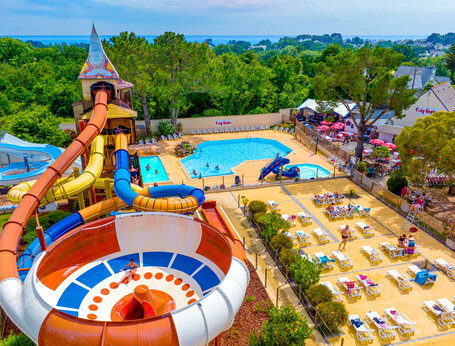 Gigantische waterglijbanen en buitenzwembad op camping CAPFUN An Trest in SARZEAU (56).