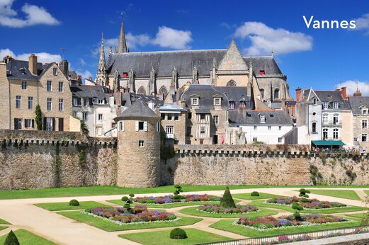 Historische stadsmuren, Franse tuinen en kathedraal van Vannes in Bretagne.