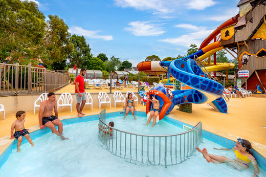 Buitenzwembad, glijbanen en waterspellen voor kinderen op CAPFUN An Trest in SARZEAU (56).