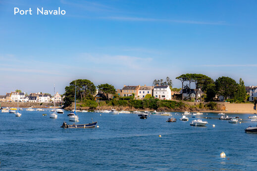 Port Navalo, pittoreske haven met boten en huizen, nabij Sarzeau in Bretagne.