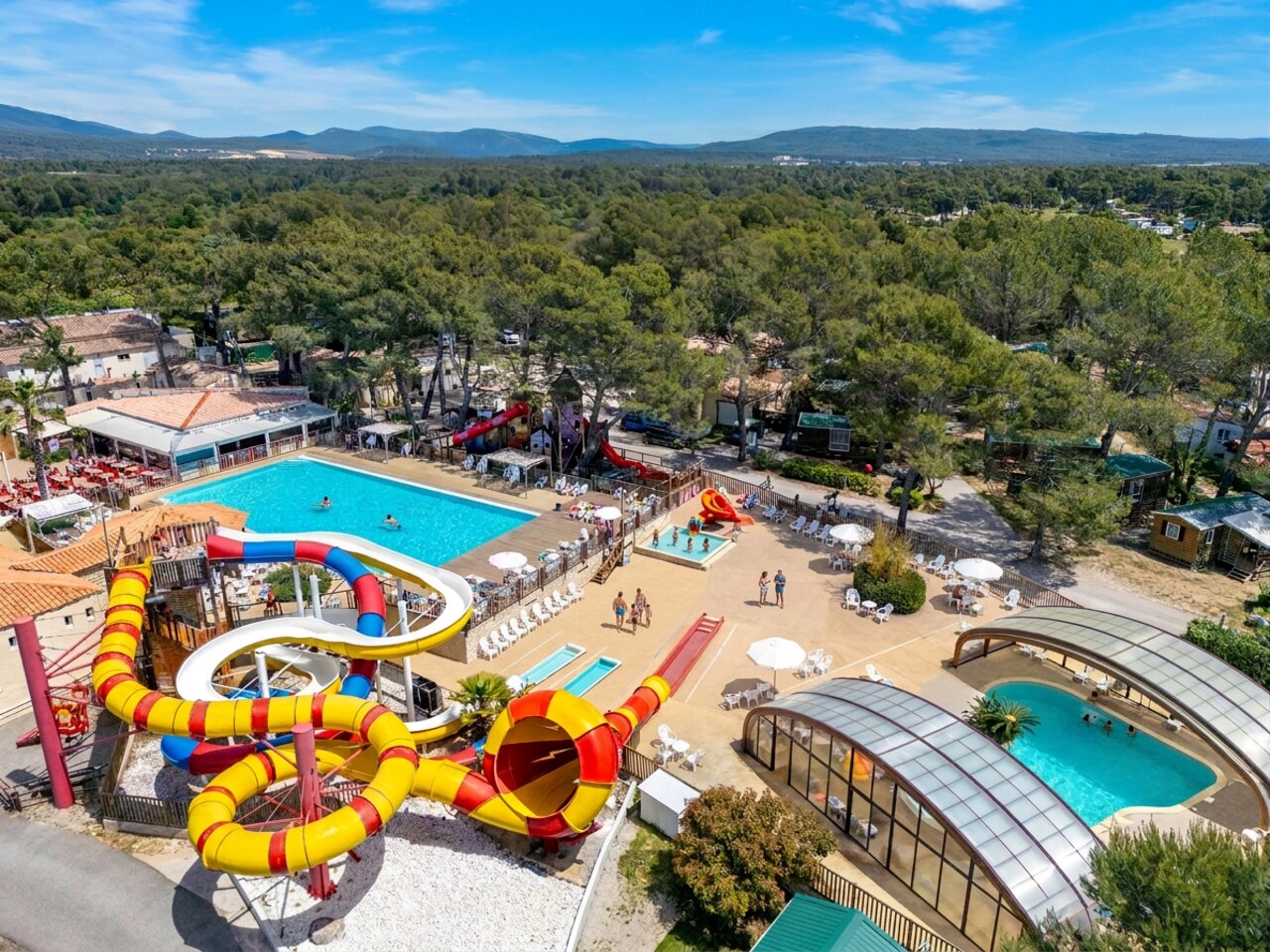 Zwembaden, waterglijbanen en speeltuinen op camping CAPFUN Arbois du Castellet in LE CASTELLET (83).