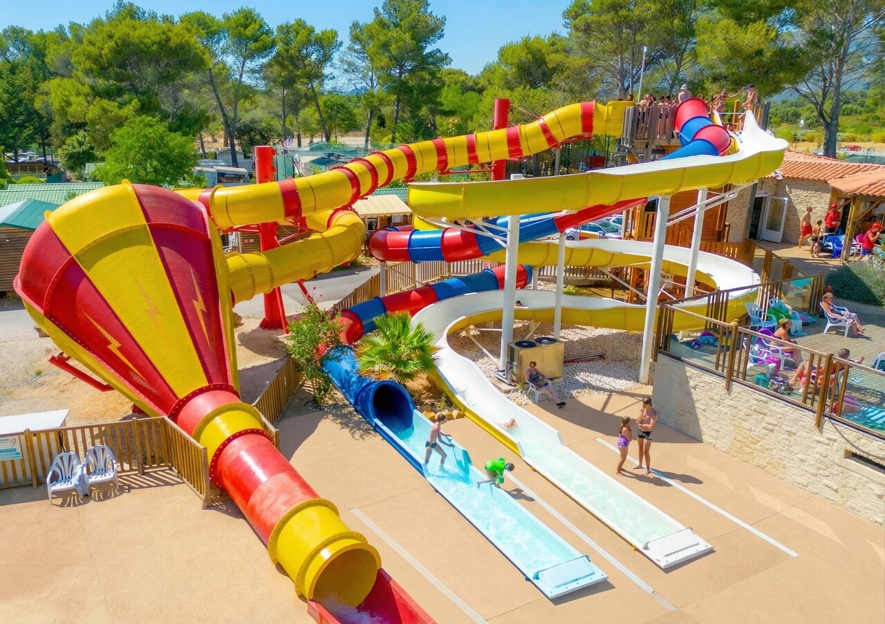 Kleurrijke waterglijbanen en waterspellen op camping CAPFUN Arbois du Castellet in LE CASTELLET (83).
