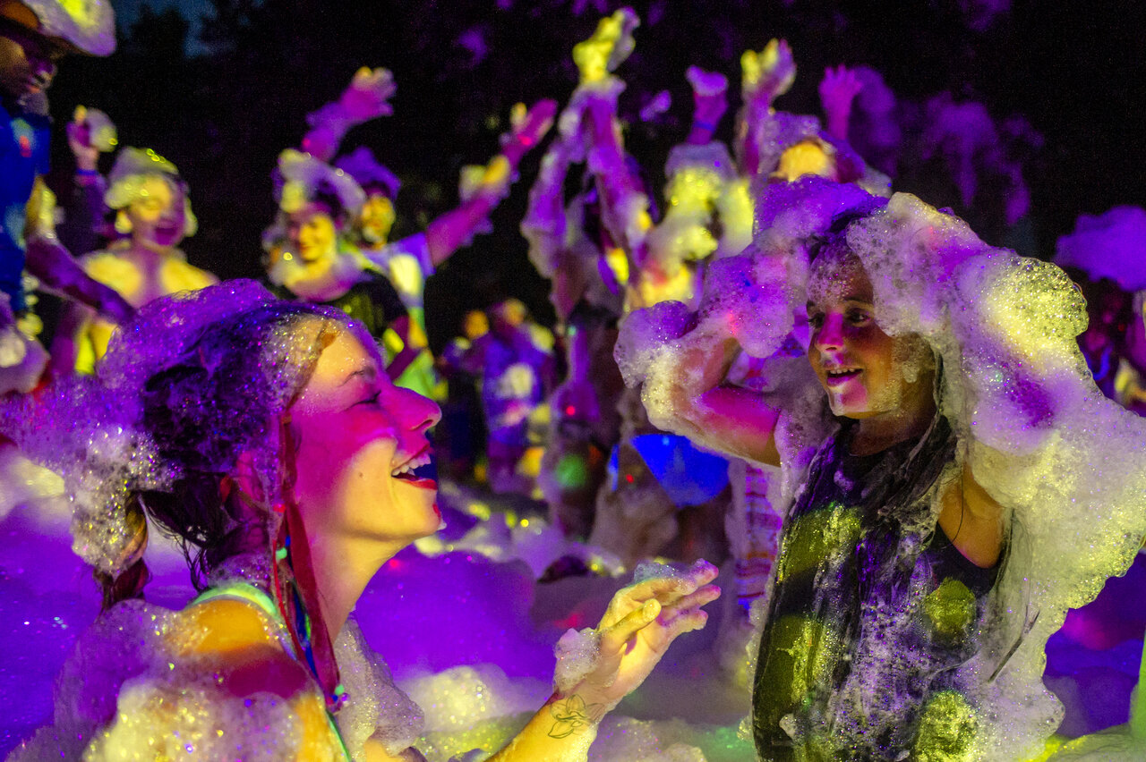 Levendig schuimfeest met lachende kinderen en volwassenen op camping CAPFUN Arbois du Castellet in LE CASTELLET (83).