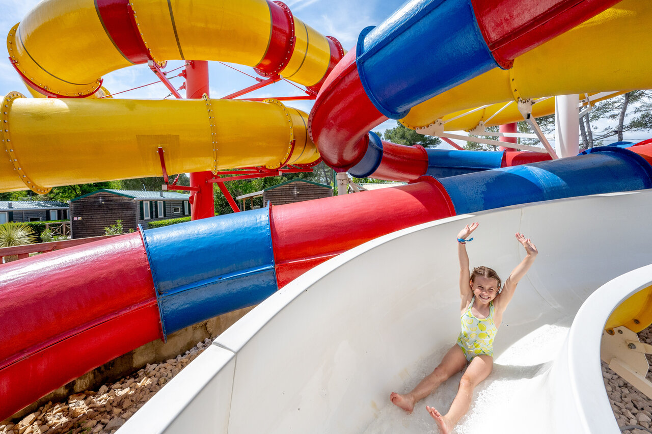 Waterglijbanen en vrolijk kind op camping CAPFUN Arbois du Castellet, LE CASTELLET (83).