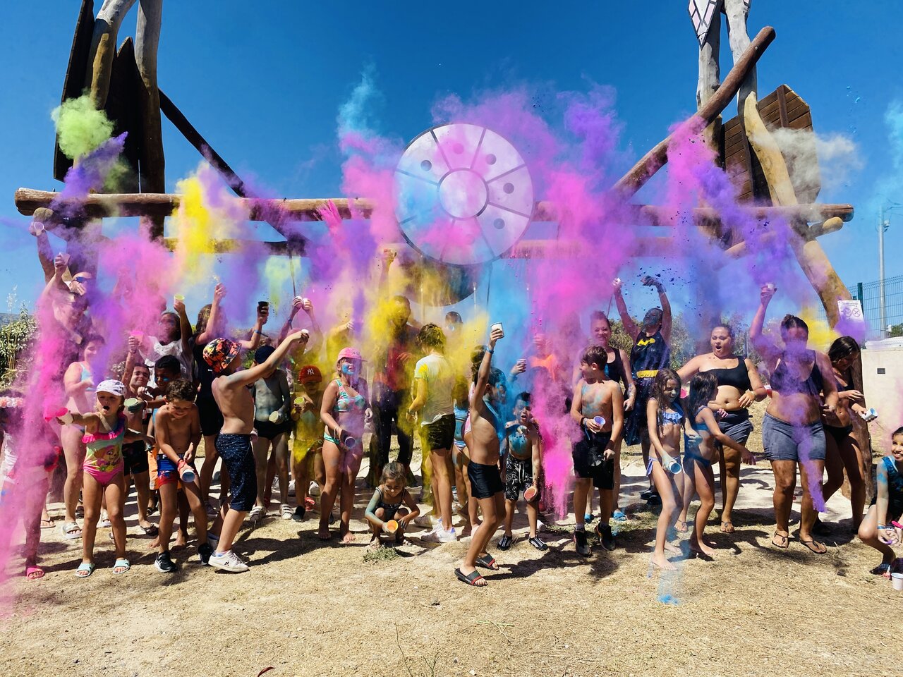 Holi animatie op camping CAPFUN Arbois du Castellet in LE CASTELLET (83).