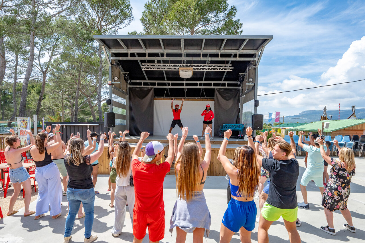 Dynamische animatie met entertainers op podium op camping CAPFUN Arbois du Castellet in LE CASTELLET (83).
