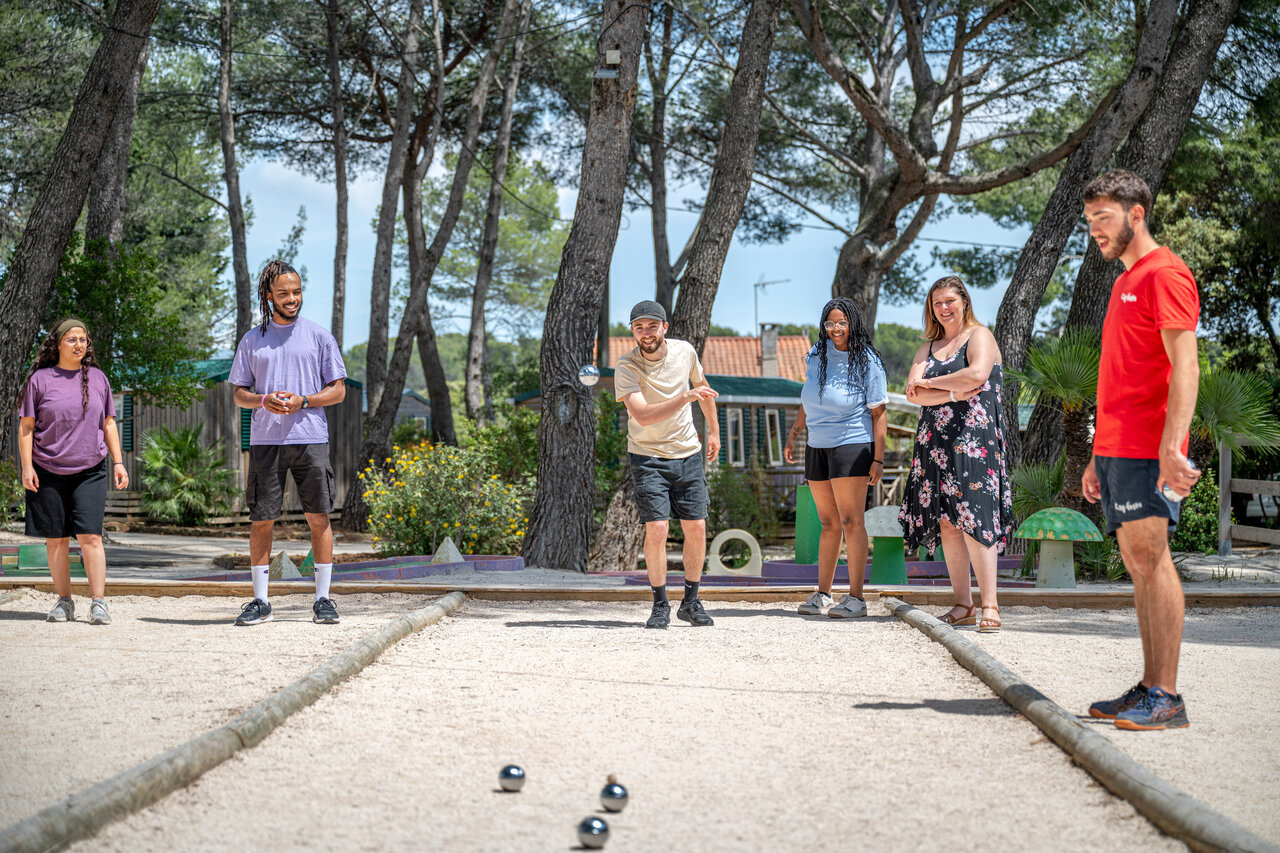 Vrienden spelen jeu de boules op het terrein van CAPFUN Arbois du Castellet (83).