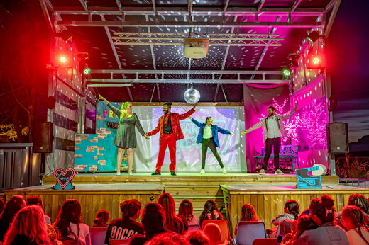 Animatieshow met artiesten op podium op camping CAPFUN Arbois du Castellet.