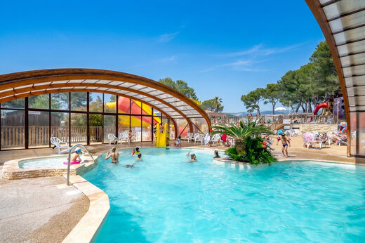 Overdekt zwembad en waterglijbanen op CAPFUN Arbois du Castellet, LE CASTELLET (83).