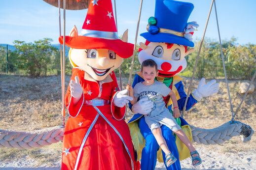 Campingmascottes en lachend kind in LE CASTELLET (83).