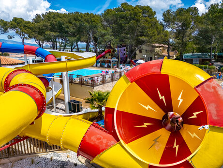Reusachtige waterglijbanen en zwembad op camping CAPFUN Arbois du Castellet, LE CASTELLET.