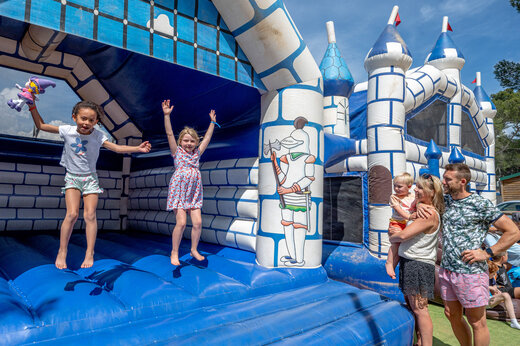 Kinderen springen in het springkasteel op camping CAPFUN Arbois du Castellet (83).