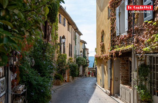 Schilderachtige geplaveide straat in het middeleeuwse dorp Le Castellet, Provence-Alpes-C�te d'Azur.