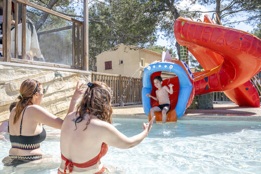 Waterglijbanen en zwembad bij CAPFUN Arbois du Castellet, LE CASTELLET (83).