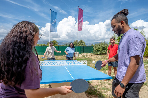 Tafeltennis buiten met vrienden op camping CAPFUN Arbois du Castellet (83).