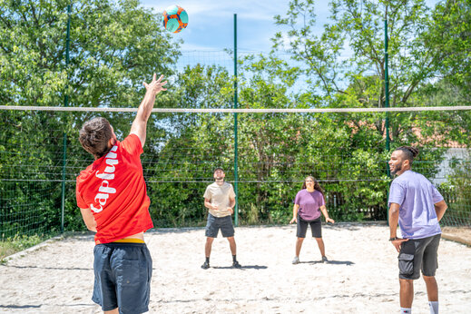 Volleyballers op zandveld op camping CAPFUN Arbois du Castellet in LE CASTELLET (83).