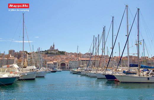 Oude Haven Marseille met zeilboten en Notre-Dame de la Garde.