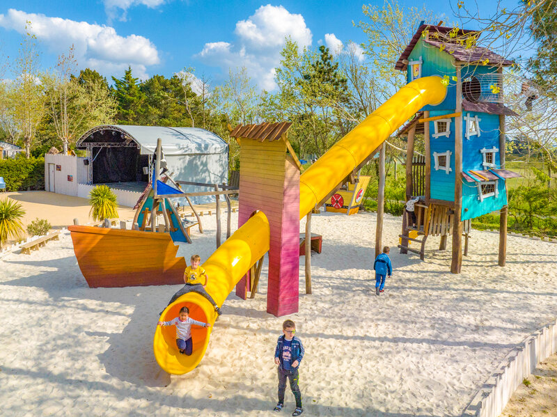 Carabouille Speeltuin - Reuzenglijbaan, boomhut en kinderen op camping CAPFUN Armor H�ol in Piriac sur Mer.