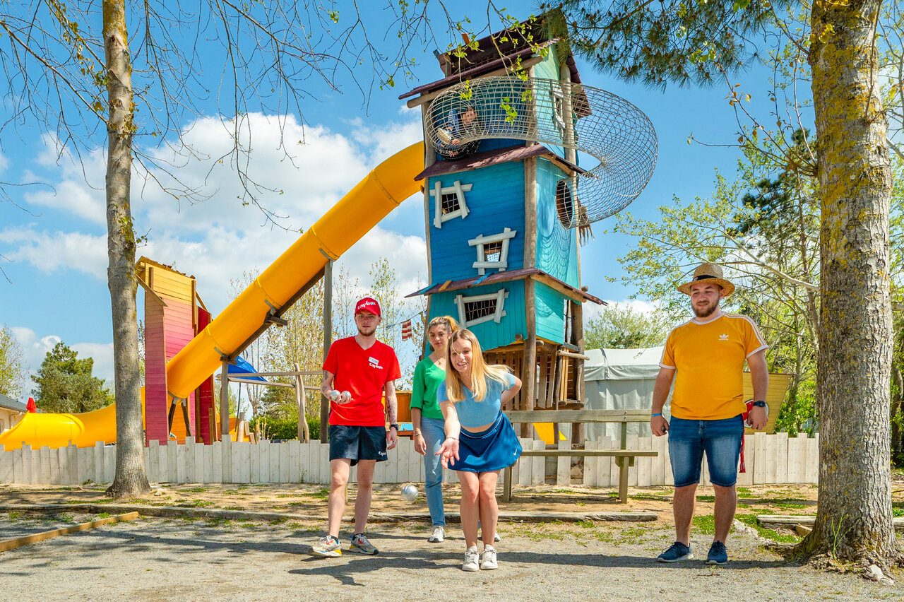 Petanque en speeltuin op camping CAPFUN Armor H�ol in Piriac sur Mer.