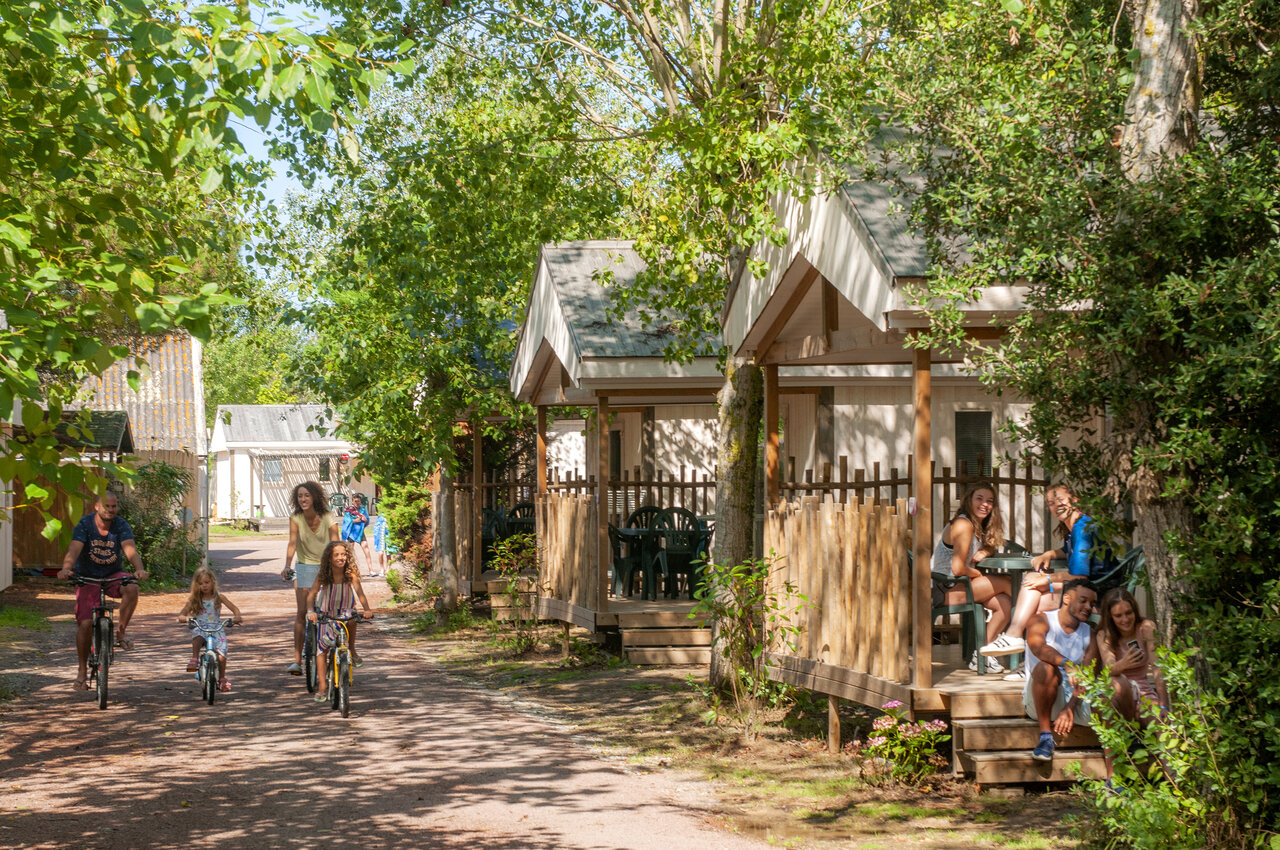 Fietsende familie en chalet accommodaties op camping CAPFUN Armor H�ol in Piriac sur Mer (44).