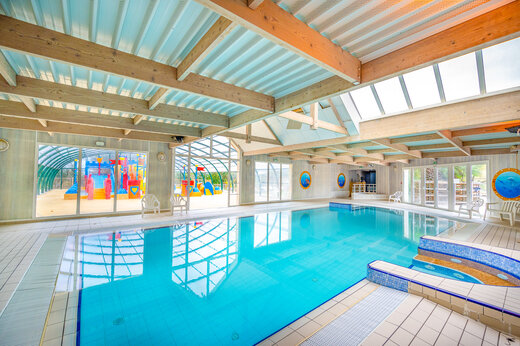 Verwarmd binnenzwembad, jacuzzi en buitenspeeltuin op camping CAPFUN Armor Héol in Piriac sur Mer (44).