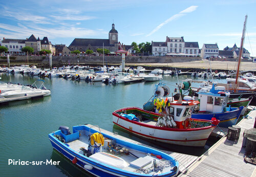 Haven van Piriac-sur-Mer met boten en kerk, bezienswaardigheid in Loire-Atlantique.