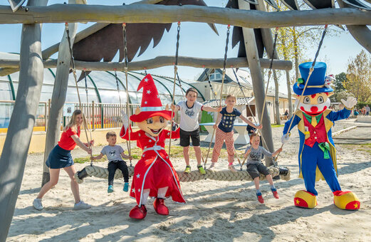 Reuzenschommel, kinderen en mascottes op camping CAPFUN Armor Héol in Piriac sur Mer (44).