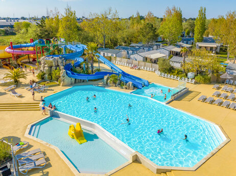 Buitenzwembad, waterglijbanen op camping CAPFUN Armor Héol in Piriac sur Mer.