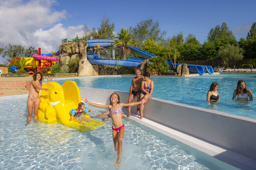 Buitenzwembad, waterglijbanen en waterspellen op camping CAPFUN Armor Héol.