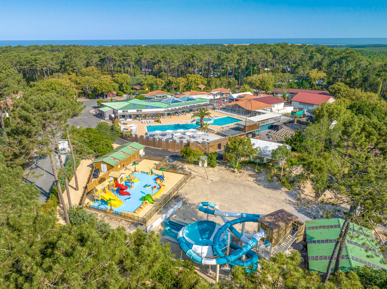 Waterpark, zwembaden, glijbanen op camping LIBRANOO Naturiste Arnaoutchot in Veille-Saint-Girons, Landes, Frankrijk.