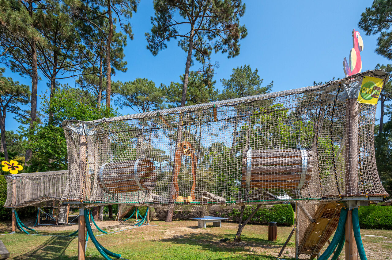 Grote speeltuin met net en hout op camping LIBRANOO Naturiste Arnaoutchot, Veille-Saint-Girons, Landes.