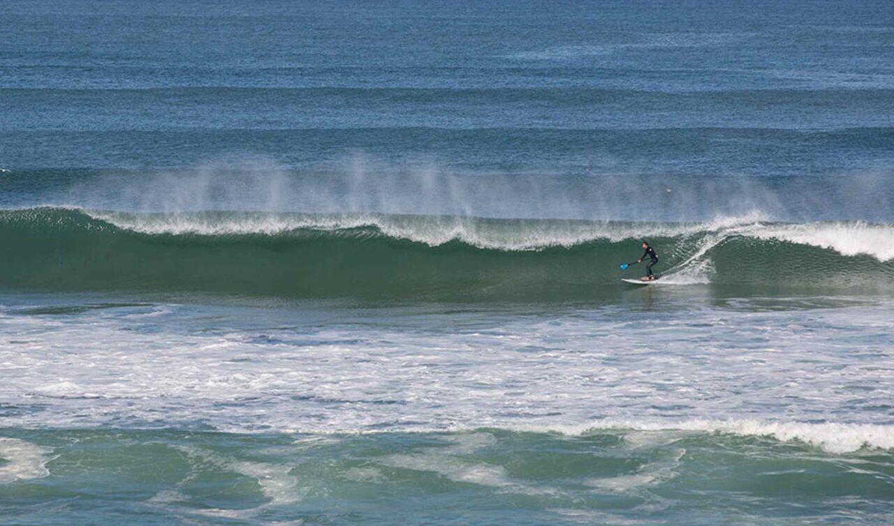 Stand-up paddle op de oceaan op camping LIBRANOO Naturiste Arnaoutchot in Veille-Saint-Girons, Landes, Frankrijk.