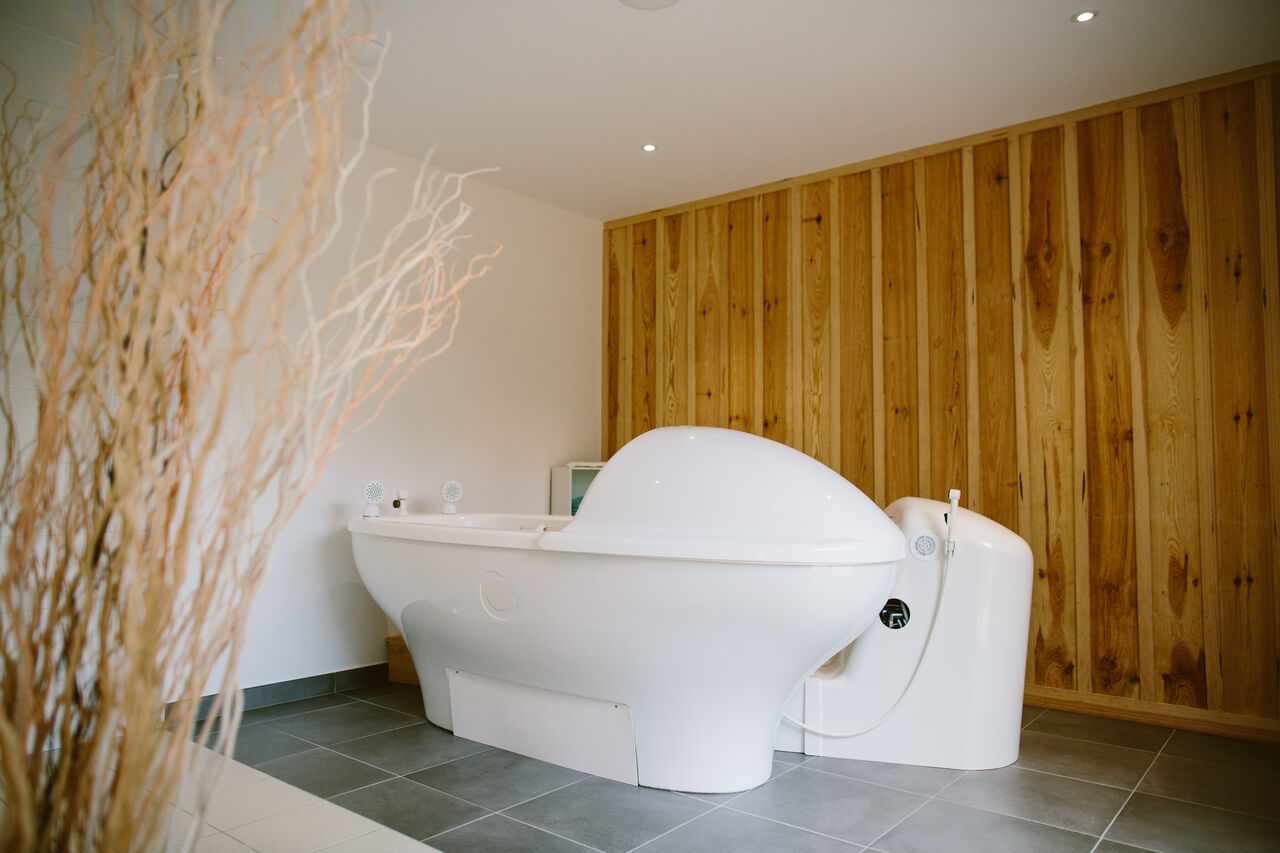 Moderne drijfcabine voor ontspanning op camping LIBRANOO Naturiste Arnaoutchot in Veille-Saint-Girons, Landes, Frankrijk.