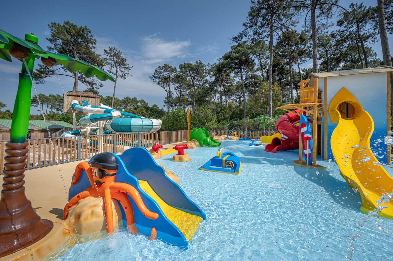 Waterpark met glijbanen en waterspellen op camping LIBRANOO Naturiste Arnaoutchot in Veille-Saint-Girons, Landes, Frankrijk.