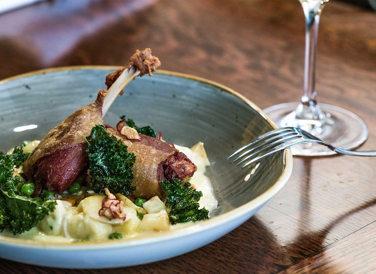 Eendenbout met groenten en romige saus in het restaurant van camping LIBRANOO Naturiste Arnaoutchot in Veille-Saint-Girons, Landes, Frankrijk.