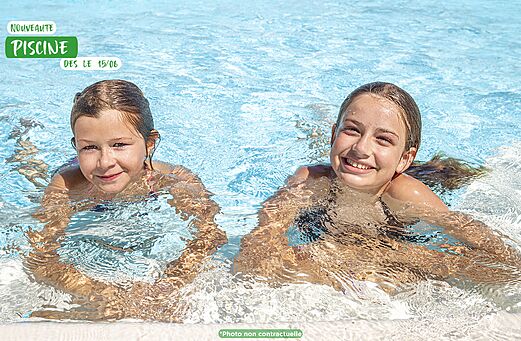Twee lachende meisjes in het nieuwe zwembad op camping LIBRANOO Naturiste Arnaoutchot in Veille-Saint-Girons, Landes, Frankrijk.