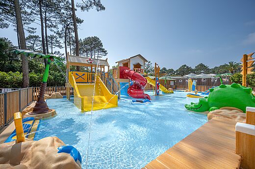 Speelzwembad, glijbanen en waterspellen op camping LIBRANOO Naturiste Arnaoutchot in Veille-Saint-Girons, Landes, Frankrijk.