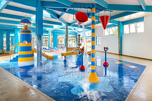 Overdekt speelzwembad met waterspellen en vuurtoren op camping LIBRANOO Naturiste Arnaoutchot in Veille-Saint-Girons, Landes, Frankrijk. (40).