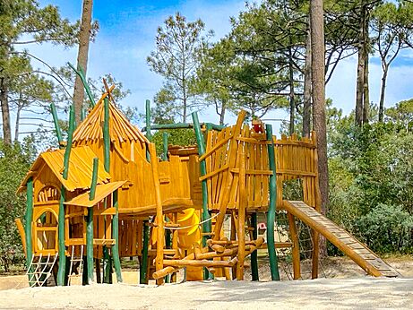 Houten speeltoestel voor kinderen op camping LIBRANOO Naturiste Arnaoutchot in Veille-Saint-Girons, Landes, Frankrijk.