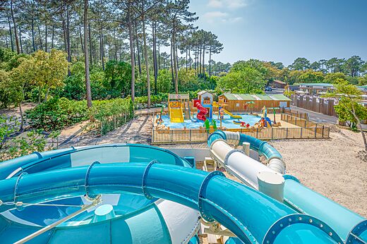 Waterglijbanen, waterspeeltuin op camping LIBRANOO Naturiste Arnaoutchot, Veille-Saint-Girons.