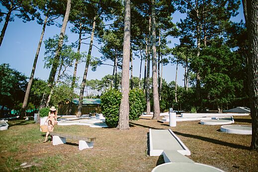 Schaduwrijke minigolf op camping LIBRANOO Naturiste Arnaoutchot, Landes, Frankrijk.