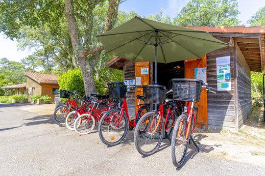 Rode fietsen te huur voor het verhuurpunt op camping LIBRANOO Naturiste Arnaoutchot in Veille-Saint-Girons, Landes, Frankrijk.