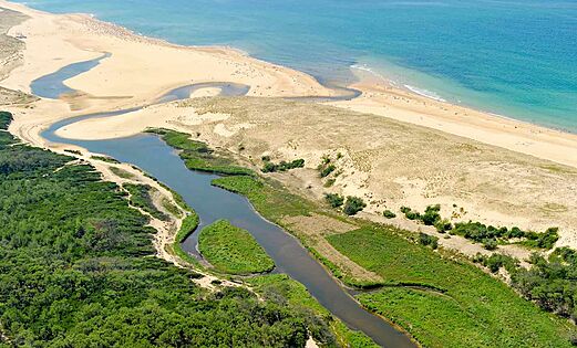 Zandstrand, rivier en duinen op camping LIBRANOO Naturiste Arnaoutchot in Veille-Saint-Girons, Landes, Frankrijk.