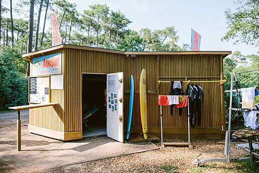 Surf school met boards en wetsuits op camping LIBRANOO Naturiste Arnaoutchot in Veille-Saint-Girons, Landes, Frankrijk.