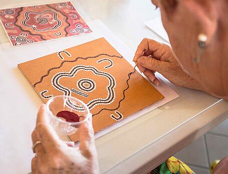 Aboriginal puntenschilderworkshop op camping LIBRANOO Naturiste Arnaoutchot in Veille-Saint-Girons, Landes, Frankrijk.